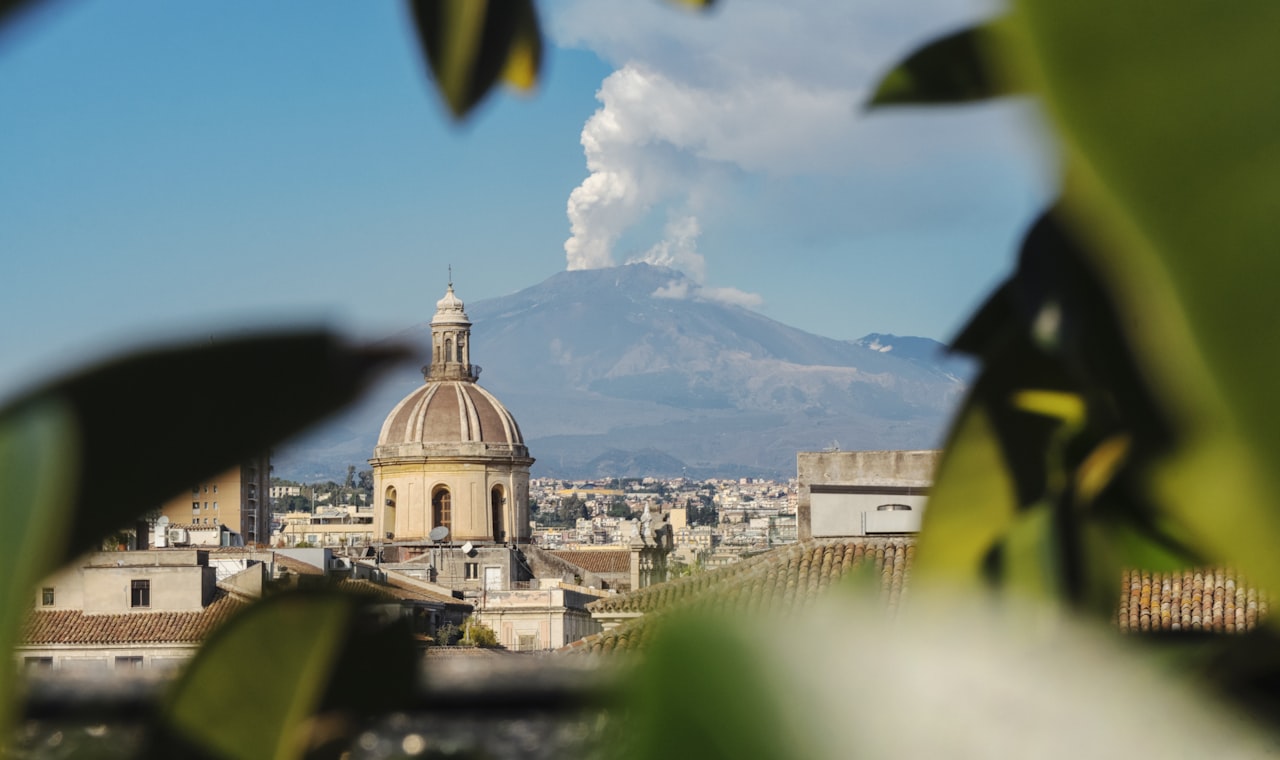 Catane — a view of a city with a mountain in the background